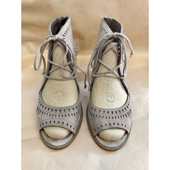 VINCE CAMUTO Sz 9M Tarita Laser Cutout Suede Block Heel Lace Up Taupe Sandal EUC - Picture 1 of 5